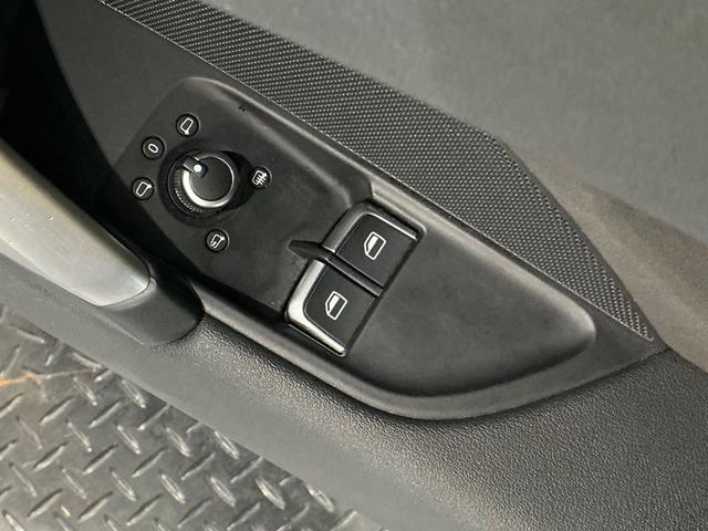 ＴＴクーペ １．８ＴＦＳＩ　Ｓラインパッケージ　バーチャルコックピット／アルカンターラコンビシート／ＥＴＣ／１８インチＡＷ／（15枚目）