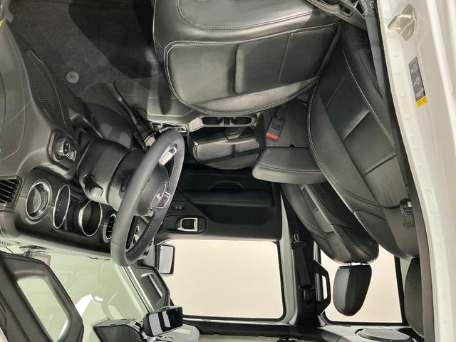 ジープ・ラングラーアンリミテッド フリーダムエディションＩＩ　ディスプレイルームミラー／特別仕様車／黒革／ＬＥＤヘッド／Ｂカメラ／ＡＣＣ／シートヒーター／ＡｐｐｌｅＣａｒＰｌａｙ／ボディー同色フリーダムトップ／ＥＴＣ／（12枚目）