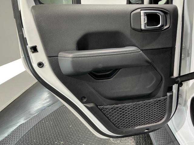 ジープ・ラングラーアンリミテッド フリーダムエディションＩＩ　ディスプレイルームミラー／特別仕様車／黒革／ＬＥＤヘッド／Ｂカメラ／ＡＣＣ／シートヒーター／ＡｐｐｌｅＣａｒＰｌａｙ／ボディー同色フリーダムトップ／ＥＴＣ／（27枚目）