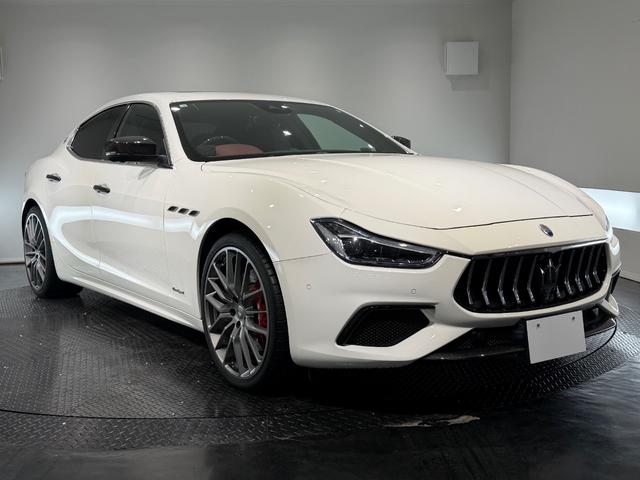 ギブリ S 赤革/カーボンインテリア/21インチAW/サンルーフ/ドライバーアシスタンスPKG/ハーマンカードンサウンド/電動リアゲート/純正ナビTV/カーボンドアミラー/リアスポイラー/レッドキャリパー(4枚目)