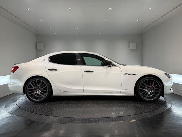 ギブリ S 赤革/カーボンインテリア/21インチAW/サンルーフ/ドライバーアシスタンスPKG/ハーマンカードンサウンド/電動リアゲート/純正ナビTV/カーボンドアミラー/リアスポイラー/レッドキャリパー(5枚目)