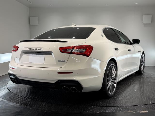 ギブリ S 赤革/カーボンインテリア/21インチAW/サンルーフ/ドライバーアシスタンスPKG/ハーマンカードンサウンド/電動リアゲート/純正ナビTV/カーボンドアミラー/リアスポイラー/レッドキャリパー(6枚目)