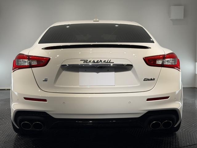 ギブリ S 赤革/カーボンインテリア/21インチAW/サンルーフ/ドライバーアシスタンスPKG/ハーマンカードンサウンド/電動リアゲート/純正ナビTV/カーボンドアミラー/リアスポイラー/レッドキャリパー(7枚目)