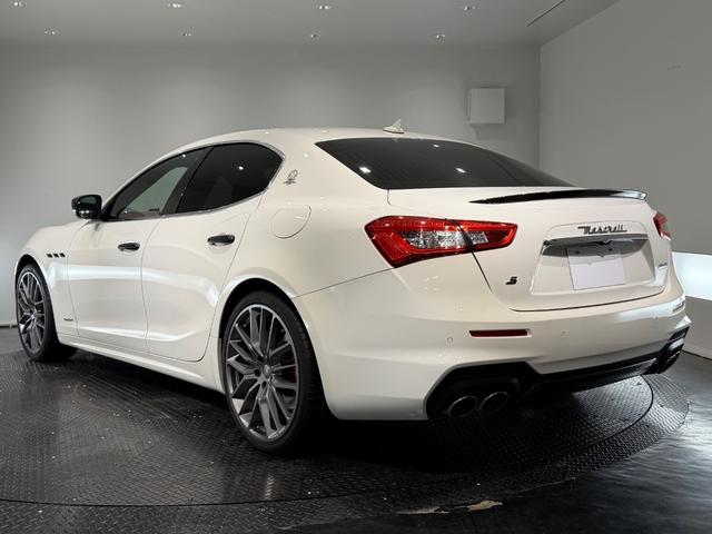 ギブリ S 赤革/カーボンインテリア/21インチAW/サンルーフ/ドライバーアシスタンスPKG/ハーマンカードンサウンド/電動リアゲート/純正ナビTV/カーボンドアミラー/リアスポイラー/レッドキャリパー(8枚目)