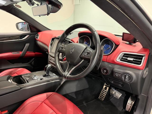 ギブリ S 赤革/カーボンインテリア/21インチAW/サンルーフ/ドライバーアシスタンスPKG/ハーマンカードンサウンド/電動リアゲート/純正ナビTV/カーボンドアミラー/リアスポイラー/レッドキャリパー(9枚目)