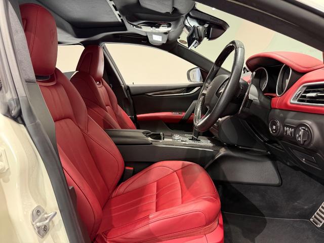 ギブリ S 赤革/カーボンインテリア/21インチAW/サンルーフ/ドライバーアシスタンスPKG/ハーマンカードンサウンド/電動リアゲート/純正ナビTV/カーボンドアミラー/リアスポイラー/レッドキャリパー(12枚目)