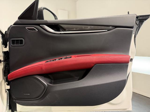 ギブリ S 赤革/カーボンインテリア/21インチAW/サンルーフ/ドライバーアシスタンスPKG/ハーマンカードンサウンド/電動リアゲート/純正ナビTV/カーボンドアミラー/リアスポイラー/レッドキャリパー(15枚目)