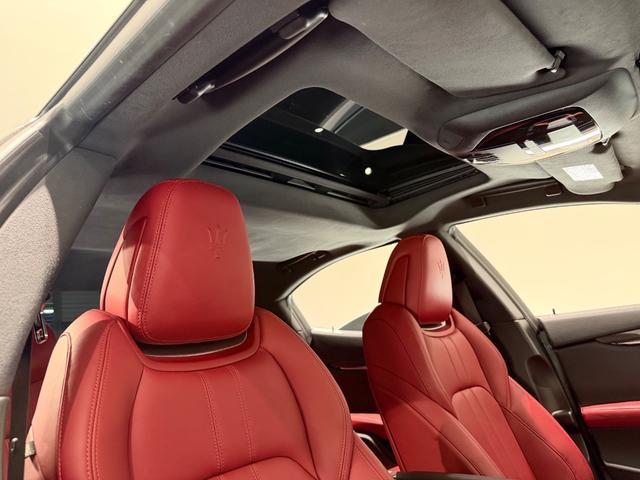 ギブリ S 赤革/カーボンインテリア/21インチAW/サンルーフ/ドライバーアシスタンスPKG/ハーマンカードンサウンド/電動リアゲート/純正ナビTV/カーボンドアミラー/リアスポイラー/レッドキャリパー(18枚目)
