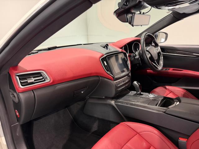 ギブリ S 赤革/カーボンインテリア/21インチAW/サンルーフ/ドライバーアシスタンスPKG/ハーマンカードンサウンド/電動リアゲート/純正ナビTV/カーボンドアミラー/リアスポイラー/レッドキャリパー(19枚目)