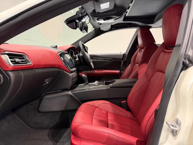 ギブリ S 赤革/カーボンインテリア/21インチAW/サンルーフ/ドライバーアシスタンスPKG/ハーマンカードンサウンド/電動リアゲート/純正ナビTV/カーボンドアミラー/リアスポイラー/レッドキャリパー(20枚目)