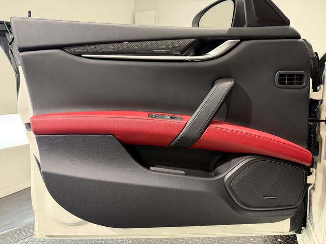 ギブリ S 赤革/カーボンインテリア/21インチAW/サンルーフ/ドライバーアシスタンスPKG/ハーマンカードンサウンド/電動リアゲート/純正ナビTV/カーボンドアミラー/リアスポイラー/レッドキャリパー(22枚目)