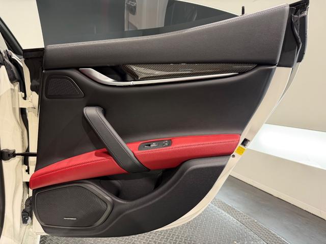 ギブリ S 赤革/カーボンインテリア/21インチAW/サンルーフ/ドライバーアシスタンスPKG/ハーマンカードンサウンド/電動リアゲート/純正ナビTV/カーボンドアミラー/リアスポイラー/レッドキャリパー(23枚目)