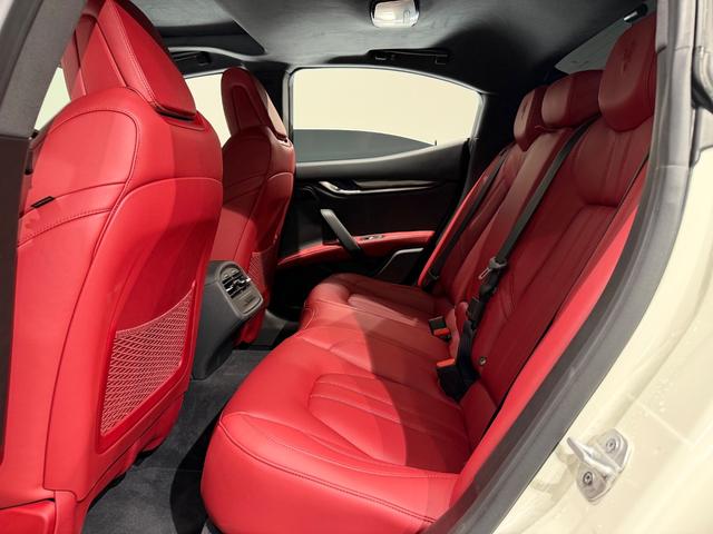 ギブリ S 赤革/カーボンインテリア/21インチAW/サンルーフ/ドライバーアシスタンスPKG/ハーマンカードンサウンド/電動リアゲート/純正ナビTV/カーボンドアミラー/リアスポイラー/レッドキャリパー(24枚目)