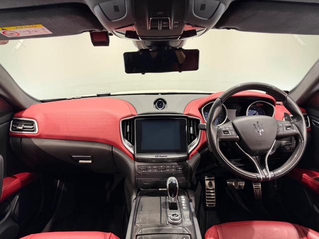 ギブリ S 赤革/カーボンインテリア/21インチAW/サンルーフ/ドライバーアシスタンスPKG/ハーマンカードンサウンド/電動リアゲート/純正ナビTV/カーボンドアミラー/リアスポイラー/レッドキャリパー(26枚目)