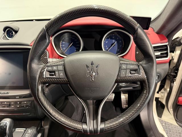 ギブリ S 赤革/カーボンインテリア/21インチAW/サンルーフ/ドライバーアシスタンスPKG/ハーマンカードンサウンド/電動リアゲート/純正ナビTV/カーボンドアミラー/リアスポイラー/レッドキャリパー(27枚目)