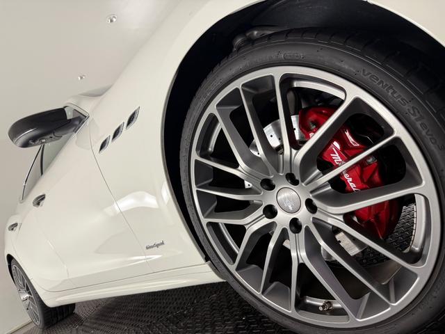 ギブリ S 赤革/カーボンインテリア/21インチAW/サンルーフ/ドライバーアシスタンスPKG/ハーマンカードンサウンド/電動リアゲート/純正ナビTV/カーボンドアミラー/リアスポイラー/レッドキャリパー(60枚目)