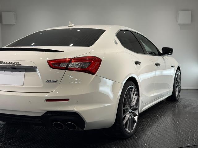 ギブリ S 赤革/カーボンインテリア/21インチAW/サンルーフ/ドライバーアシスタンスPKG/ハーマンカードンサウンド/電動リアゲート/純正ナビTV/カーボンドアミラー/リアスポイラー/レッドキャリパー(69枚目)