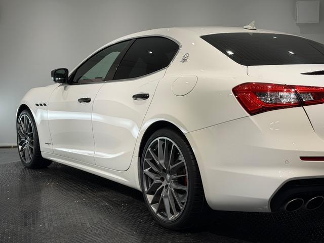 ギブリ S 赤革/カーボンインテリア/21インチAW/サンルーフ/ドライバーアシスタンスPKG/ハーマンカードンサウンド/電動リアゲート/純正ナビTV/カーボンドアミラー/リアスポイラー/レッドキャリパー(72枚目)