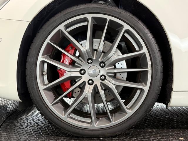 ギブリ S 赤革/カーボンインテリア/21インチAW/サンルーフ/ドライバーアシスタンスPKG/ハーマンカードンサウンド/電動リアゲート/純正ナビTV/カーボンドアミラー/リアスポイラー/レッドキャリパー(76枚目)