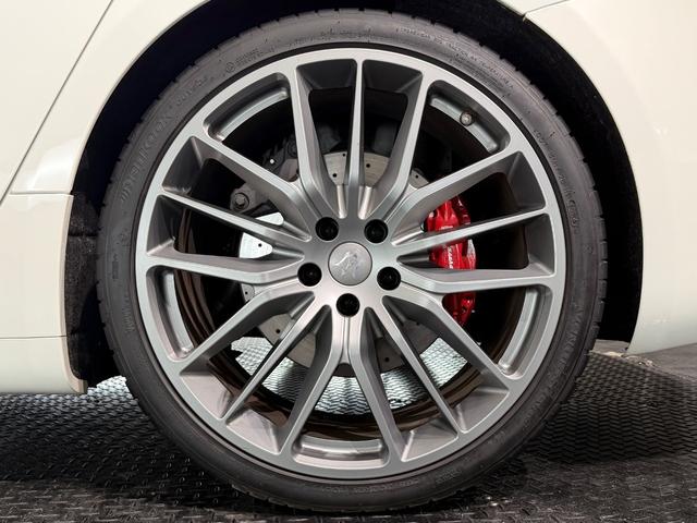 ギブリ S 赤革/カーボンインテリア/21インチAW/サンルーフ/ドライバーアシスタンスPKG/ハーマンカードンサウンド/電動リアゲート/純正ナビTV/カーボンドアミラー/リアスポイラー/レッドキャリパー(77枚目)