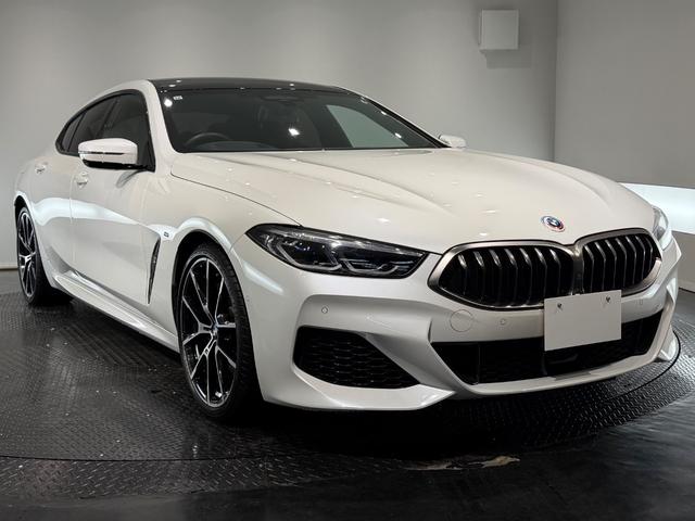 8シリーズ 840i グランクーペ Mスポーツ ツートンカラー革シート/20AW/パノラマガラスルーフ/ベンチレーション/シートヒーター/ハーマンカードンサウンド/ヘッドアップディスプレイ/ソフトクローズドア/純正ナビTV/360°カメラ/(4枚目)