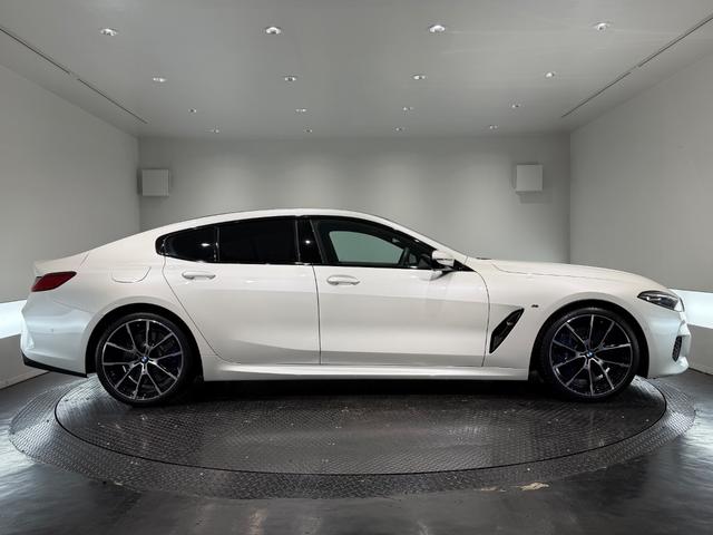 8シリーズ 840i グランクーペ Mスポーツ ツートンカラー革シート/20AW/パノラマガラスルーフ/ベンチレーション/シートヒーター/ハーマンカードンサウンド/ヘッドアップディスプレイ/ソフトクローズドア/純正ナビTV/360°カメラ/(5枚目)