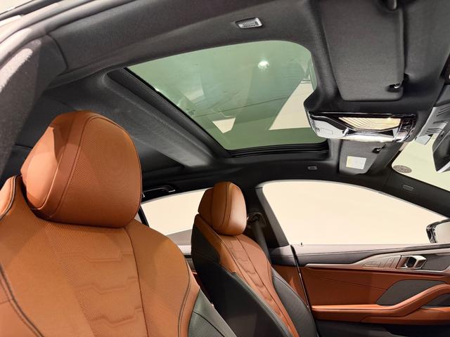 8シリーズ 840i グランクーペ Mスポーツ ツートンカラー革シート/20AW/パノラマガラスルーフ/ベンチレーション/シートヒーター/ハーマンカードンサウンド/ヘッドアップディスプレイ/ソフトクローズドア/純正ナビTV/360°カメラ/(18枚目)