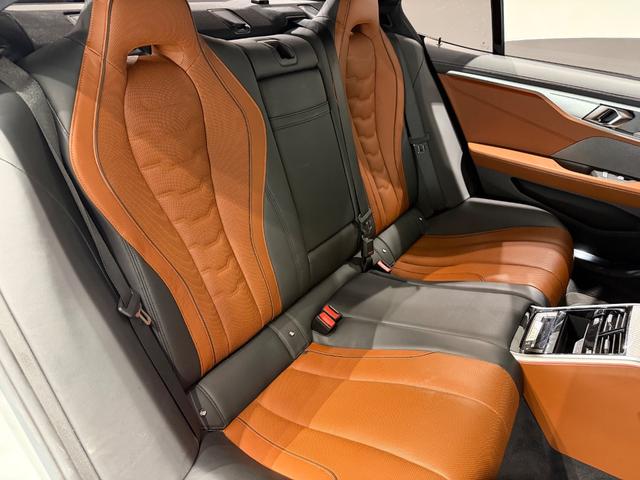8シリーズ 840i グランクーペ Mスポーツ ツートンカラー革シート/20AW/パノラマガラスルーフ/ベンチレーション/シートヒーター/ハーマンカードンサウンド/ヘッドアップディスプレイ/ソフトクローズドア/純正ナビTV/360°カメラ/(24枚目)