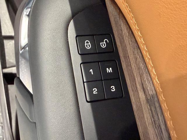 ディスカバリー HSEラグジュアリー ブラックデザインパック/電動パノラミックルーフ/クーラーBOX/ブラウンレザー/20AW/MERIDANサウンド/ステアリングヒーター/エクステンデントレザーパック/(16枚目)