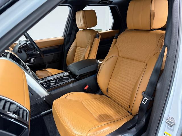 ディスカバリー HSEラグジュアリー ブラックデザインパック/電動パノラミックルーフ/クーラーBOX/ブラウンレザー/20AW/MERIDANサウンド/ステアリングヒーター/エクステンデントレザーパック/(21枚目)