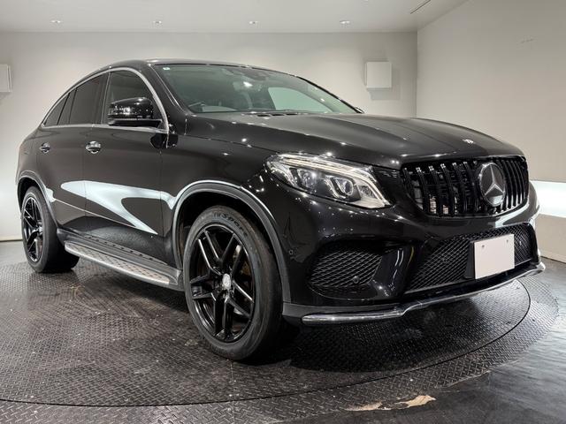 GLE GLE350d 4マチック クーペスポーツ パナメリカーナグリル/サンルーフ/21AW/360°カメラ/黒革/純正ナビTV/ETC/メモリー付きパワーシート/レッドキャリパー/シートヒーター/レーダーセーフティPKG/アンビエント/(4枚目)