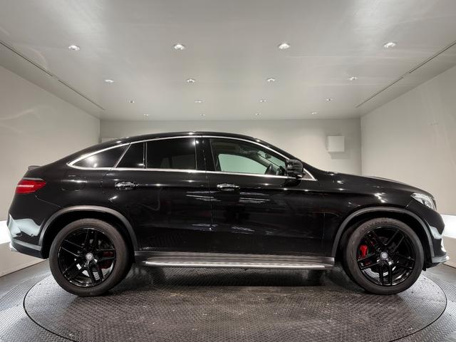 GLE GLE350d 4マチック クーペスポーツ パナメリカーナグリル/サンルーフ/21AW/360°カメラ/黒革/純正ナビTV/ETC/メモリー付きパワーシート/レッドキャリパー/シートヒーター/レーダーセーフティPKG/アンビエント/(5枚目)