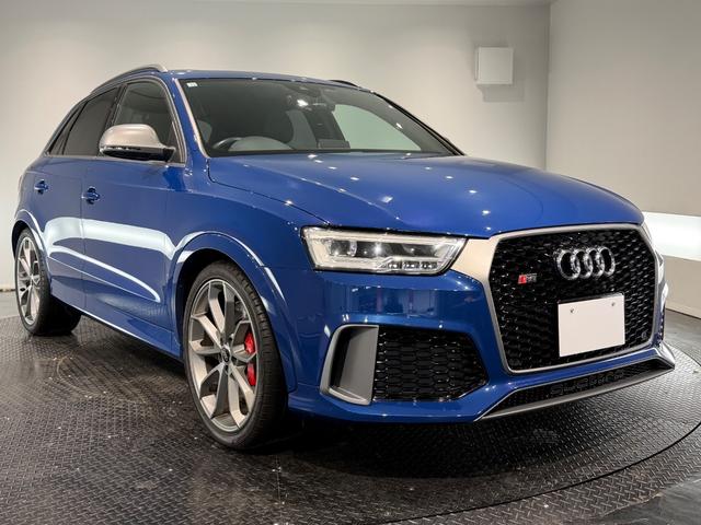 RS Q3 パフォーマンス ベースグレード パノラマサンルーフ/パワーバックドア/純正ナビTV/BOSEサウンド/カーボンインパネ/ハーフレザー/シートヒーター/ETC/Bカメラ/20AW/レッドキャリパー/(4枚目)