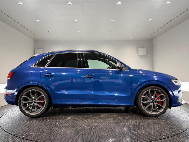 RS Q3 パフォーマンス ベースグレード パノラマサンルーフ/パワーバックドア/純正ナビTV/BOSEサウンド/カーボンインパネ/ハーフレザー/シートヒーター/ETC/Bカメラ/20AW/レッドキャリパー/(5枚目)