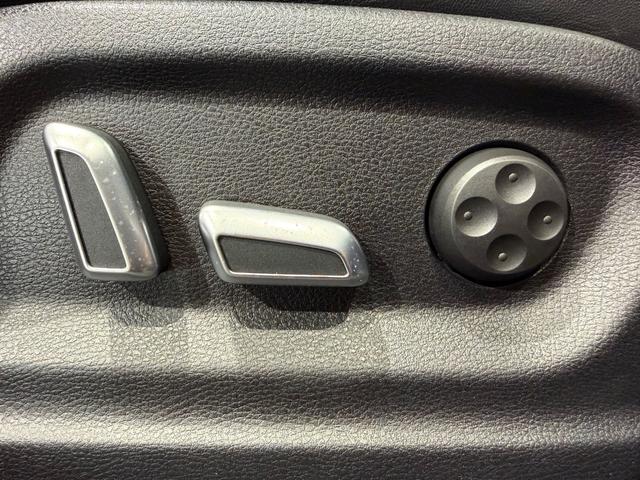 RS Q3 パフォーマンス ベースグレード パノラマサンルーフ/パワーバックドア/純正ナビTV/BOSEサウンド/カーボンインパネ/ハーフレザー/シートヒーター/ETC/Bカメラ/20AW/レッドキャリパー/(14枚目)