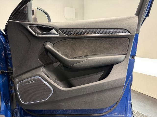 RS Q3 パフォーマンス ベースグレード パノラマサンルーフ/パワーバックドア/純正ナビTV/BOSEサウンド/カーボンインパネ/ハーフレザー/シートヒーター/ETC/Bカメラ/20AW/レッドキャリパー/(15枚目)