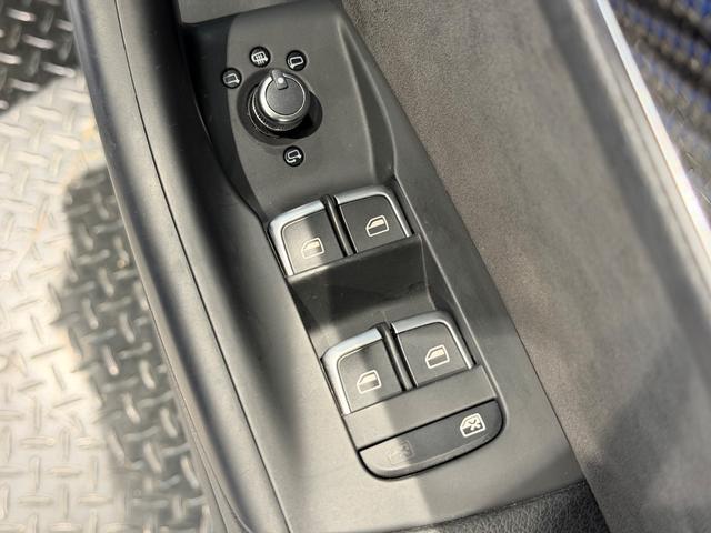 RS Q3 パフォーマンス ベースグレード パノラマサンルーフ/パワーバックドア/純正ナビTV/BOSEサウンド/カーボンインパネ/ハーフレザー/シートヒーター/ETC/Bカメラ/20AW/レッドキャリパー/(16枚目)