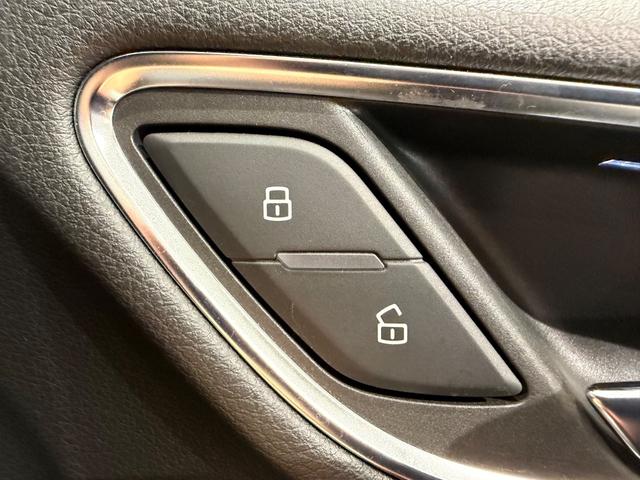 RS Q3 パフォーマンス ベースグレード パノラマサンルーフ/パワーバックドア/純正ナビTV/BOSEサウンド/カーボンインパネ/ハーフレザー/シートヒーター/ETC/Bカメラ/20AW/レッドキャリパー/(17枚目)