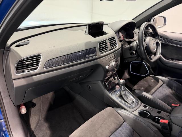 RS Q3 パフォーマンス ベースグレード パノラマサンルーフ/パワーバックドア/純正ナビTV/BOSEサウンド/カーボンインパネ/ハーフレザー/シートヒーター/ETC/Bカメラ/20AW/レッドキャリパー/(19枚目)