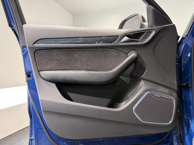 RS Q3 パフォーマンス ベースグレード パノラマサンルーフ/パワーバックドア/純正ナビTV/BOSEサウンド/カーボンインパネ/ハーフレザー/シートヒーター/ETC/Bカメラ/20AW/レッドキャリパー/(22枚目)