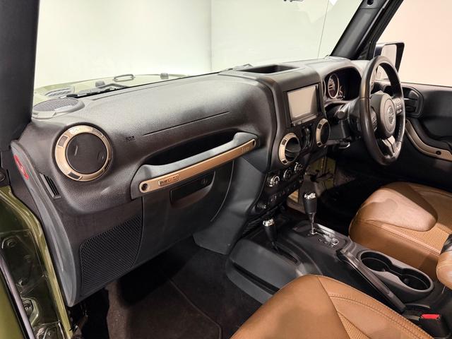 ジープ・ラングラーアンリミテッド 75thアニバーサリーエディション 150台限定車/ワンオーナー車/スポーツメッシュコンビベージュレザーシート/17インチAW/カロッツェリアナビTV/シートヒーター/Bカメラ/ETC/ドラレコ/Bluetoothオーディオ(17枚目)