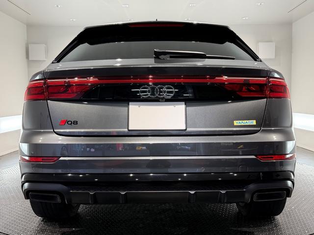 Ｑ８ ５５ＴＦＳＩクワトロ　Ｓライン　ワンオーナー／レザーＰＫＧ／コンフォートアシスタンスＰＫＧ／パノラマＳ／Ｒ／ブラックスタイリングＰＫＧ／ＨＤマトリクスＬＥＤヘッド／レーザーライト／リアインテリアプラスＰＫＧ／２２ＡＷ／ルーフレール／（7枚目）