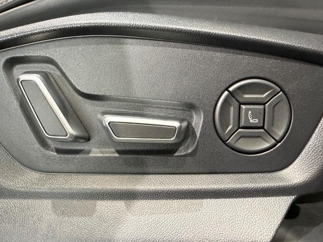 Ｑ８ ５５ＴＦＳＩクワトロ　Ｓライン　ワンオーナー／レザーＰＫＧ／コンフォートアシスタンスＰＫＧ／パノラマＳ／Ｒ／ブラックスタイリングＰＫＧ／ＨＤマトリクスＬＥＤヘッド／レーザーライト／リアインテリアプラスＰＫＧ／２２ＡＷ／ルーフレール／（14枚目）