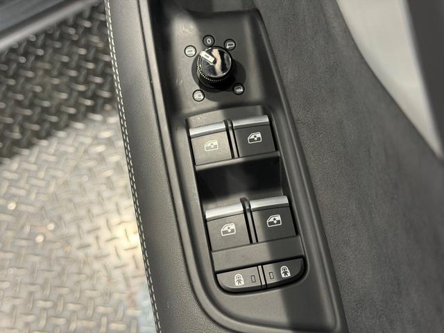 Ｑ８ ５５ＴＦＳＩクワトロ　Ｓライン　ワンオーナー／レザーＰＫＧ／コンフォートアシスタンスＰＫＧ／パノラマＳ／Ｒ／ブラックスタイリングＰＫＧ／ＨＤマトリクスＬＥＤヘッド／レーザーライト／リアインテリアプラスＰＫＧ／２２ＡＷ／ルーフレール／（15枚目）