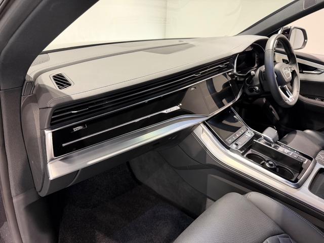 Ｑ８ ５５ＴＦＳＩクワトロ　Ｓライン　ワンオーナー／レザーＰＫＧ／コンフォートアシスタンスＰＫＧ／パノラマＳ／Ｒ／ブラックスタイリングＰＫＧ／ＨＤマトリクスＬＥＤヘッド／レーザーライト／リアインテリアプラスＰＫＧ／２２ＡＷ／ルーフレール／（18枚目）