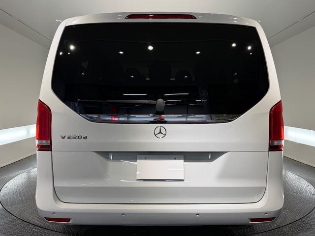 Ｖクラス Ｖ２２０ｄ　アバンギャルド　エクストラロング　ナッパレザーエクスクルーシブＰＫＧ／センターテーブル／ナッパベージュレザー／シートベンチレーション／純正ナビＴＶ／３６０°カメラ／１８ＡＷ／ＡＬＰＩＮＥフリップダウンモニター／レーダーセーフティＰＫＧ（7枚目）