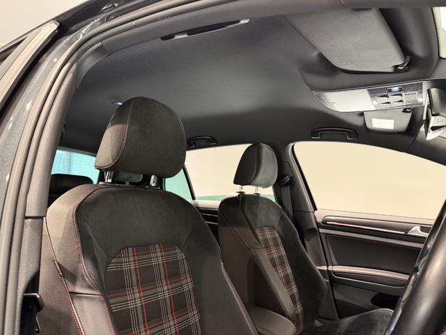ゴルフＧＴＩ パフォーマンス　５００台限定車／アルカンターラコンビシート／純正ナビＴＶ／１９インチＡＷ／ＥＴＣ／Ｂカメラ／ＡＣＣ／スマートエントリー／プリクラッシュブレーキシステム（16枚目）