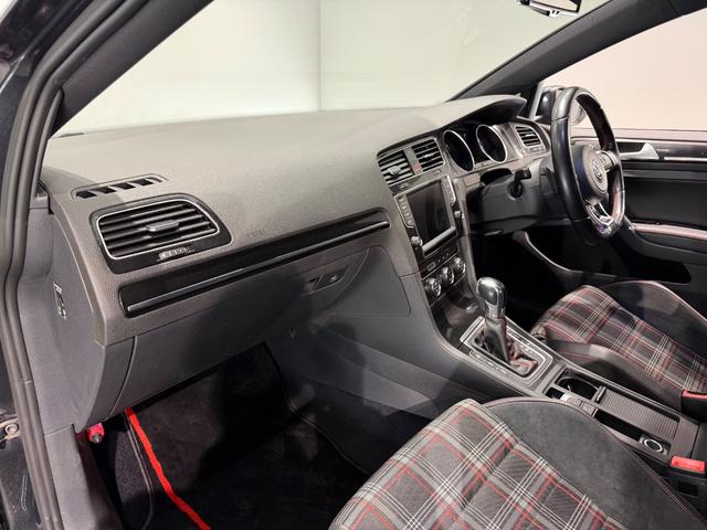 ゴルフＧＴＩ パフォーマンス　５００台限定車／アルカンターラコンビシート／純正ナビＴＶ／１９インチＡＷ／ＥＴＣ／Ｂカメラ／ＡＣＣ／スマートエントリー／プリクラッシュブレーキシステム（17枚目）