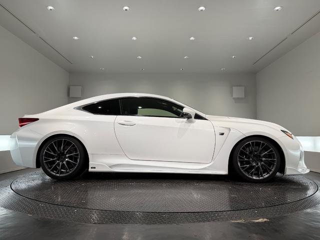RC F ベースグレード トムスエアロ/車高調ローダウン/19AW/3眼LEDヘッドライト/シートクーラー/シートヒーター/ステアリングヒーター/純正ナビTV/Bカメラ/ETC/メモリー付きパワーシート/黒革/(5枚目)
