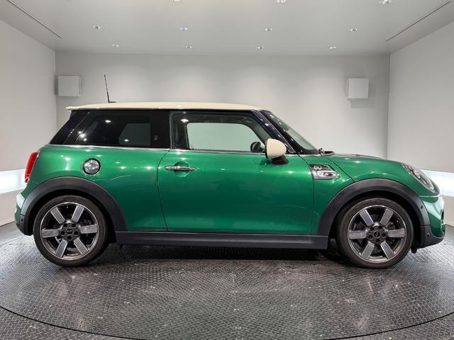 MINI クーパーSD 60イヤーズエディション 特別仕様車/ペッパーパッケージ/カメラパーキングアシストパッケージ/シートヒーター/ブラウンレザー/リアビューカメラ/地デジチューナー/17インチAW(5枚目)